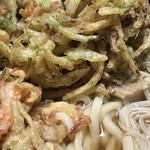 丸亀製麺 - 上:ちくわ磯辺かきあげ＠150円
下:小海老かき揚げ＠160円
(テイクアウト)