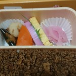 新杵屋 - そぼろ部分とおかず