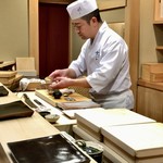 日本橋蛎殻町 すぎた - 杉田さんの美しい所作