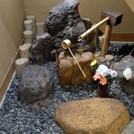 桂新堂本店 お食事処 百福庵 - 地下の店内なんですが、和の空間も上手に配置されていましたよ。 お花がとっても綺麗ですよね。 和みます。