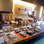 桂新堂本店 お食事処 百福庵 - １階の風景です。色々と売っていますね。(その１)