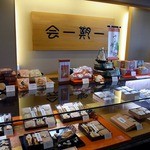 桂新堂本店 お食事処 百福庵 - １階の風景です。色々と売っていますね。(その２)