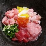 鮪卸問屋MAGURO - 酢飯の上には、大トロ・中トロ・赤身・ネギトロが所狭しとトッピング