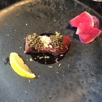 ラ・ボンヌターブル - ランチ前菜：マグロの炙り。