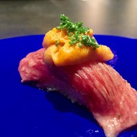 麻布 kumasan - 山形県雪降り和牛A5サーロインの炙り 北海道根室の塩水うに