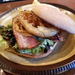 DAYBREAK　Liquor&Coffee - レンコンソテーと厚切りベーコンのサンドイッチ