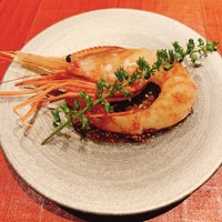 4000 Chinese Restaurant - エビ。下に敷いてあるソースがガーリックと辛さが効いてて絶品
                      