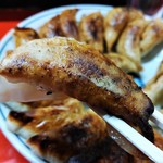 新ちゃん - ぎょうざリフト　見事な焼き目