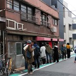 新ちゃん - 店の外観　店を出ると行列が・・・