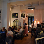 Le Séjour Café - 外も屋内もほぼ満席