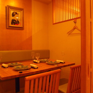 白木の格子の扉で区切らた個室席。個室料３０００円で確約となります。