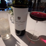 モトイ - MOTOIのジンジャーエール￥980、グラス赤ワイン￥1,520