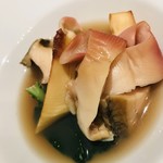 ラ・サンテ - ・エゾアワビと北寄貝のスープ仕立て　熊本産　初掘りタケノコ添え。