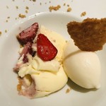 ラ・サンテ - イチゴの塩プリンと喜茂別・タカラのしあわせな牛のミルクの練乳アイスクリーム。