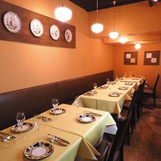 片側ソファータイプなのでお詰め頂ければ16名様まで可