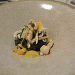 リストランテ カノフィーロ - イカ墨を練りこんだタリオリーニ、ヤリイカとホタテ、タンポポのソース