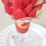 カフェ ラ ローサ - いちごパフェ800円