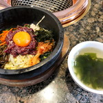 焼肉と韓国家庭料理 はんがん - 石焼きビビンバとわかめスープ（白胡麻と葱、生姜風味）
