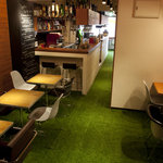 ローワーイーストサイドカフェ - 緑豊かな店内　芝生の感触が心地よいです