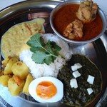 タカミカリィ - チキンチリカレーとサグカレーのあいがけ