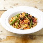 Tomato spaghetti with shrimp and green asparagus