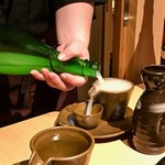 日本酒と炭火 度感 - ダイナミックに注いでくれます