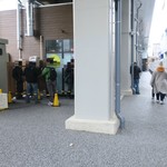 ラーメン二郎 - お、けっこう並んでる（汗