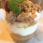 CAFE M - 苺のショートケーキ横から