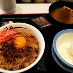 松屋 - 先に黒胡麻七味をかけちゃうとビジュアル的にわるくなっちゃいますね。(^^;