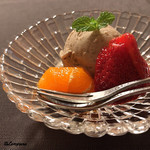 御料理 寺沢 - 胡麻のアイスクリームにイチゴとオレンジ