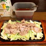 レストランあづま - 豚のじゅうじゅう焼き（ライス・スープ付￥900）。オニオンソースを好きなだけ掛けて！