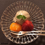 御料理 寺沢 - 胡麻のアイスクリームにイチゴとオレンジ