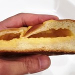 BOULANGERIE LA TERRE - しあわせを呼ぶクリームパンの断面