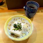 Ushio - 最初に冷奴が供される。野沢菜・じゃこのふりかけ風で味付け