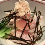 興 - 「鶏わさ」：旨み豊かな日向鶏を、えぞ山わさびと三つ葉・刻み海苔で。香りと食感の絶妙なハーモニー♪