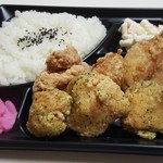 からあげ家 奥州いわい - アキバ弁当：秋葉原本店ならではの｢アキバ唐揚げ｣と、定番の｢室根からあげ(いわいもも)｣のコラボ。この2品、何個食べても飽きない味です！