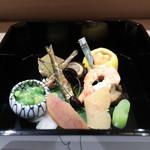 八寸 - 柚子釜海鼠と海鼠子、蒸し鮑、河豚煮こごり、筍、萵苣薹、車海老、唐墨大根、数の子、八幡巻き、もろこ