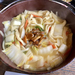 ほうとう不動 - ほうとう@1080円   1種類しかないので迷うことなし！熱々のどデカイ鉄鍋で登場します！