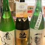 日本橋ふくしま館 ミデッテ - 日本酒3種飲み比べセット 500円、銘柄は週替わりで左から「壺中春」「人気一」「風が吹く」になります