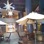 カフェビーパスト - 店の外の建物のエントランス