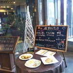 カフェビーパスト - 入口の週替りメニューと見本