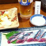 ゆうぎり - サンマの刺身と、おしんこ。料理は2500円お任せコースから。酒代は別で、飲み放題なしです。 味は良いです〜