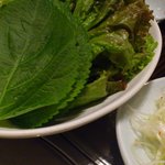 韓国食彩　二東マッコリ - サンギョプサルを巻く野菜。