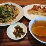 Oosaka ou shou - 逸品定食、レバニラ炒め、餃子付きで