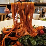 自然派中華 クイジン - 牛頬肉とビーツの柔らか煮と縮みホウレンソウの餡掛け和えそば タリアテッレ　麺リフト