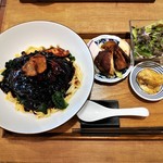 自然派中華 クイジン - 季節の麺セット　牛頬肉とビーツの柔らか煮と縮みホウレンソウの餡掛け和えそば タリアテッレ