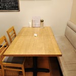 自然派中華 クイジン - 店内　テーブル席