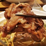 自然派中華 クイジン - 豚足と二種高菜のコラーゲン煮込みそば　豚足リフト