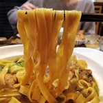 自然派中華 クイジン - 豚足と二種高菜のコラーゲン煮込みそば　麺リフト