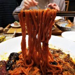 自然派中華 クイジン - 仔牛タンと岩津葱の四川唐辛子煮の和えそば　麺リフト